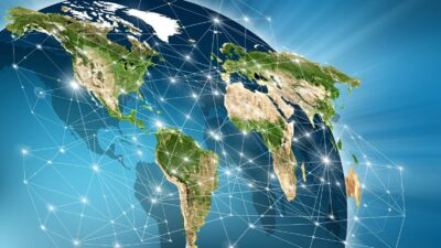 Weltkarte mit technologischem Hintergrund